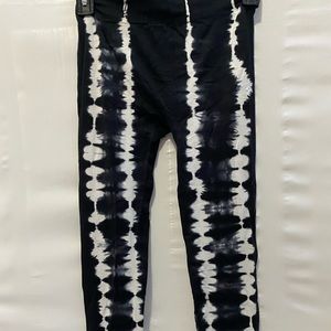 Tie dye black and white leggings in the size small from no boundaries